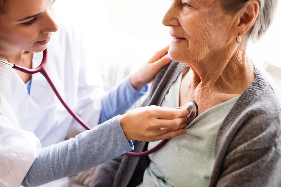 La auscultación del corazón y ritmos cardiacos es un procedimiento muy útil.
