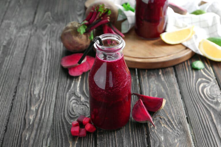 Jugos rojos para bajar de peso saludablemente