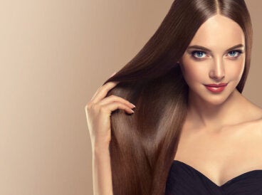 Cómo mantener el cabello liso y brillante