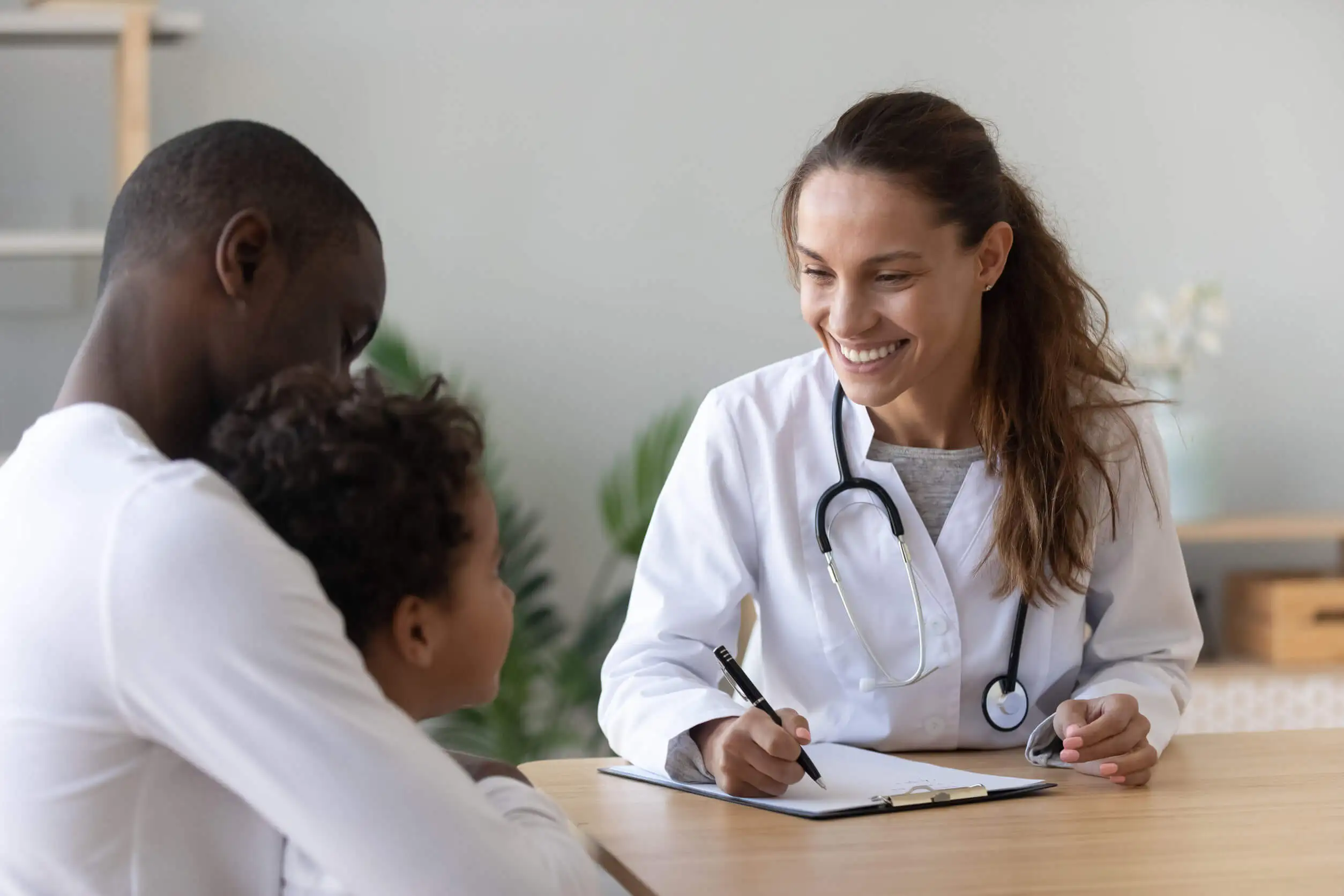 Un niño con retraso psicomotor requiere atención médica.