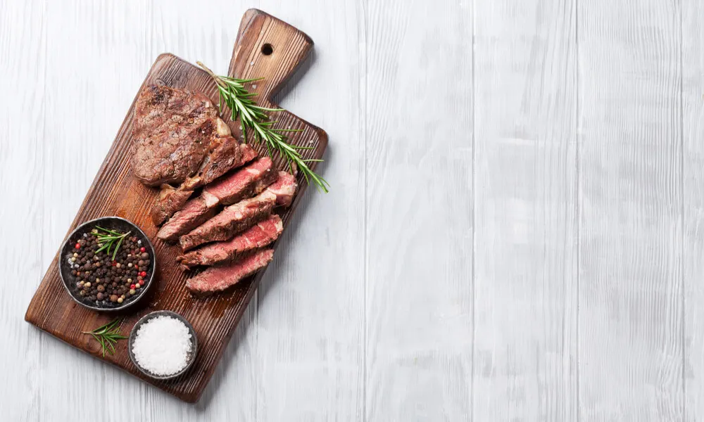 Tabla de madera con costillas de cerdo.