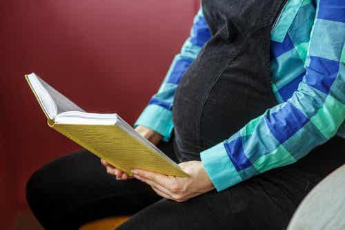 embarazada con libro
