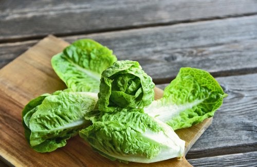 Ensalada de cogollos con aguacate y yogur de cabra