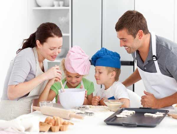 Familia con niños cocinando galletas.