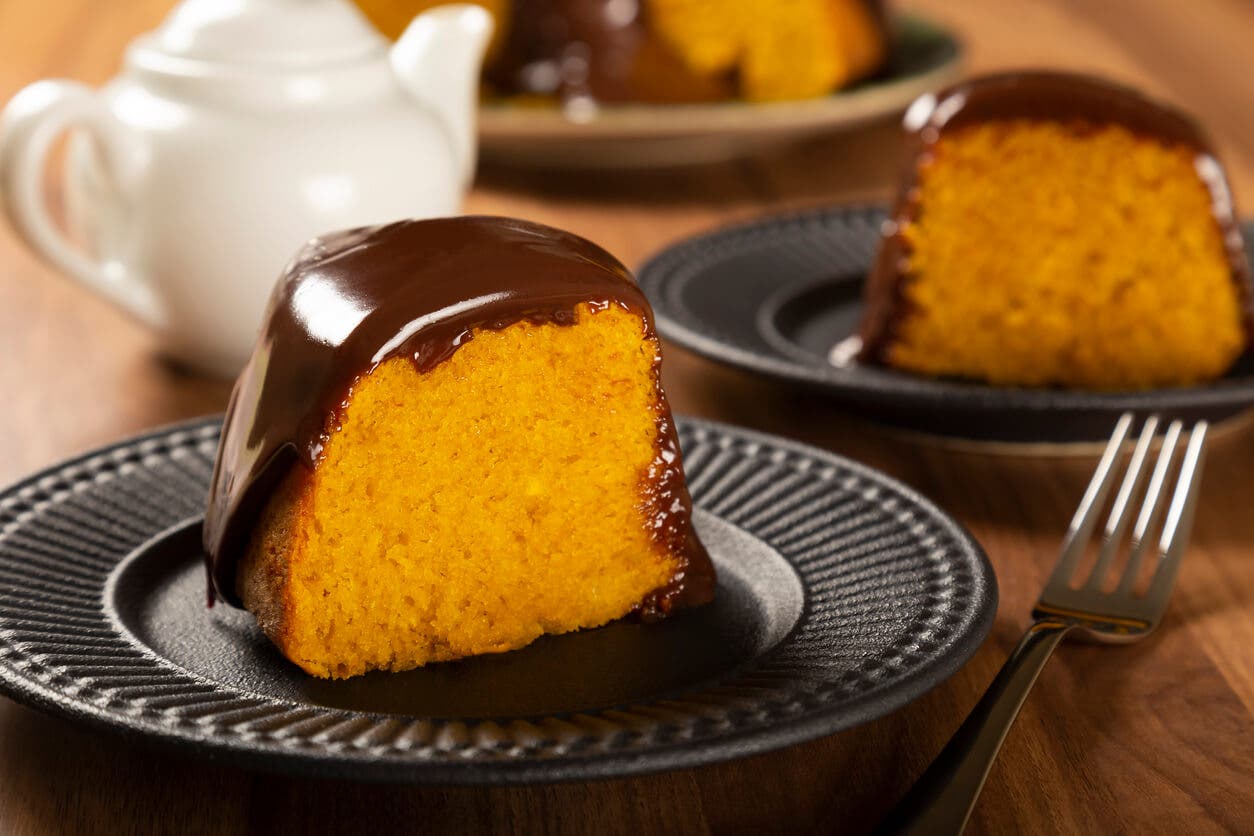 Pastel de zanahoria con salsa de chocolate.