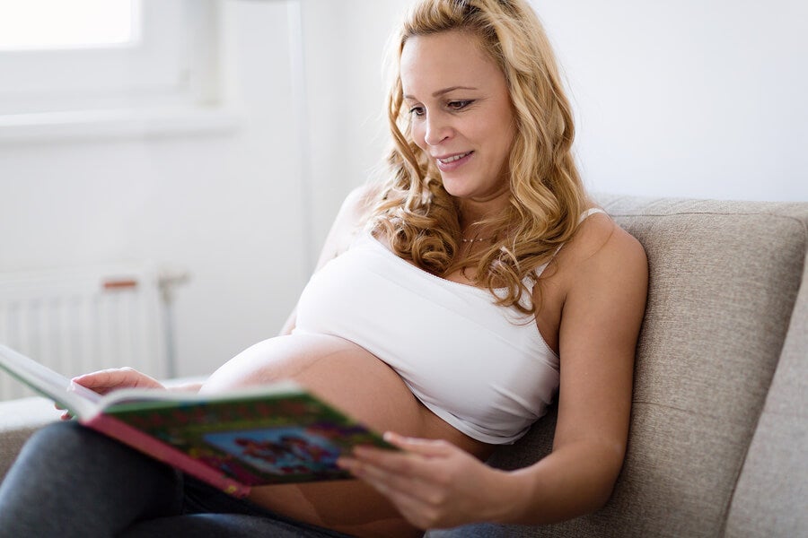 ¿Es beneficioso leer al bebé durante el embarazo?