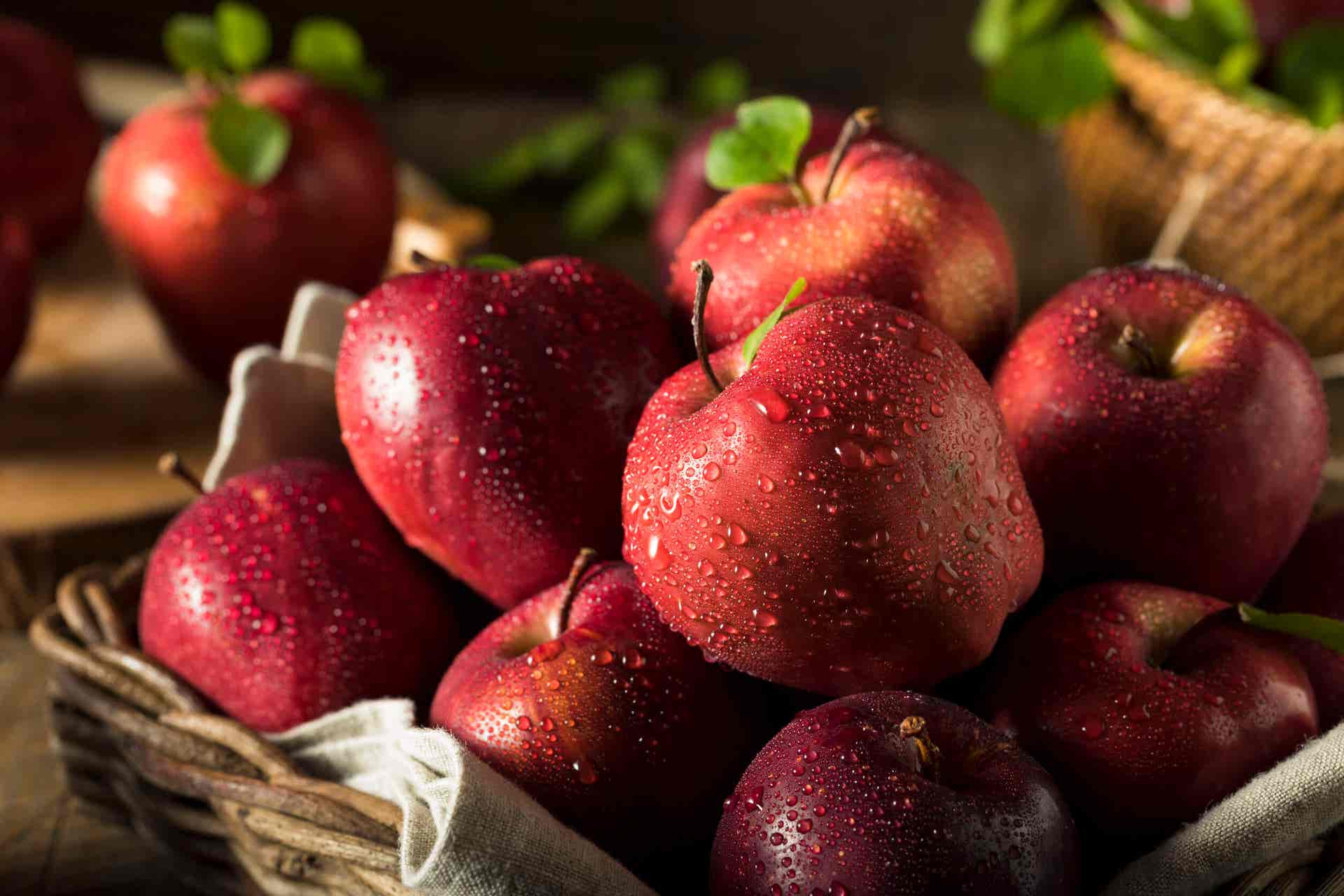 Manzanas rojas en distintas variedades.