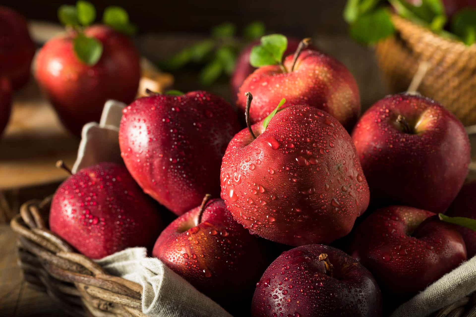 Les pommes rouges sont une source de quercétine.