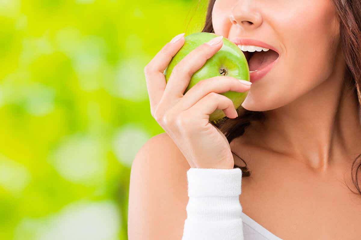 Kobieta jedząca i jabłko