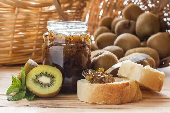 Mermelada de kiwi y kiwi.
