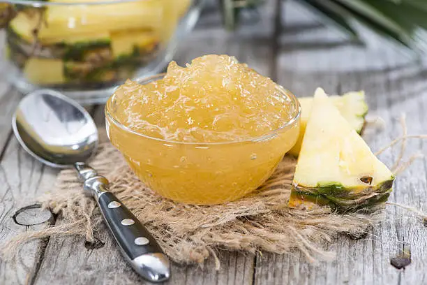 Mermelada de piña y trozo de piña.