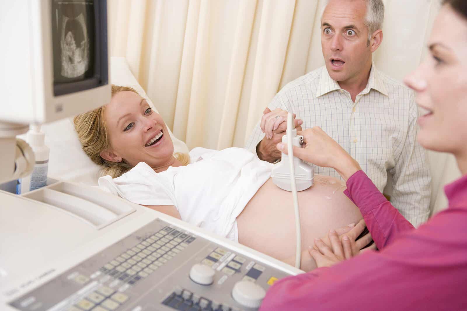 Mujer con embarazo múltiple haciéndose un ultrasonido.