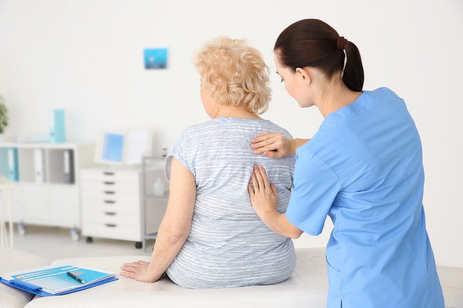 Pacientes con riesgo de osteoporosis en tratamiento con onagra.