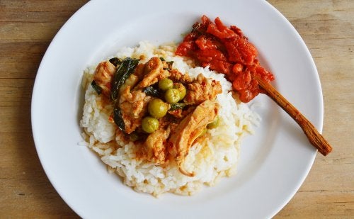 Pollo marinado con leche de coco y arroz