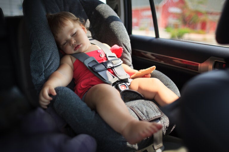 Por qué es mejor que el bebé no duerma en la silla del coche