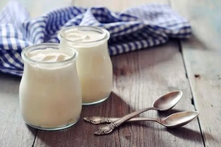 Yogur para la receta de bizcocho de vainilla y yogur