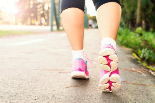 Descubre los 6 beneficios de caminar todos los días