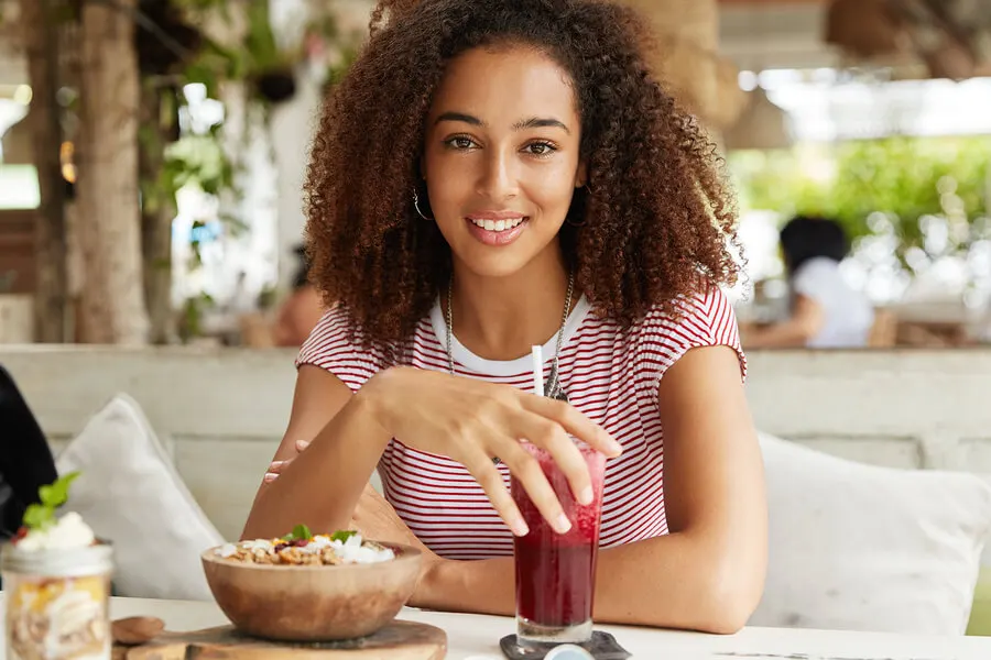 Chica disfrutando de una comida saludable.