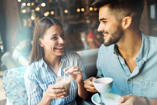 Chico tomando café con la chica que le gusta
