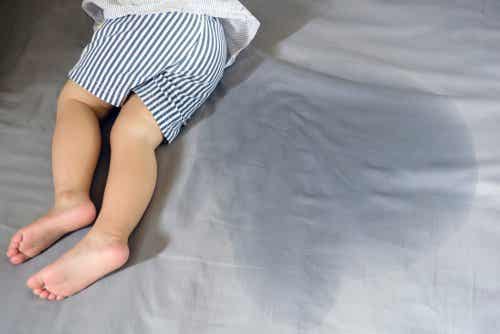 niño que se ha hecho pis en la cama: vejiga hiperactiva en niños