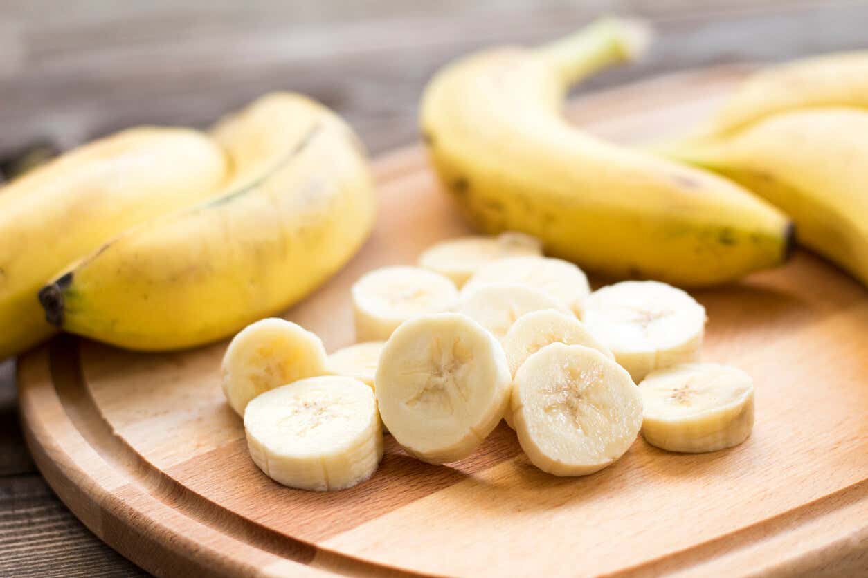 El plátano se encuentra entre los alimentos para ganar masa muscular.
