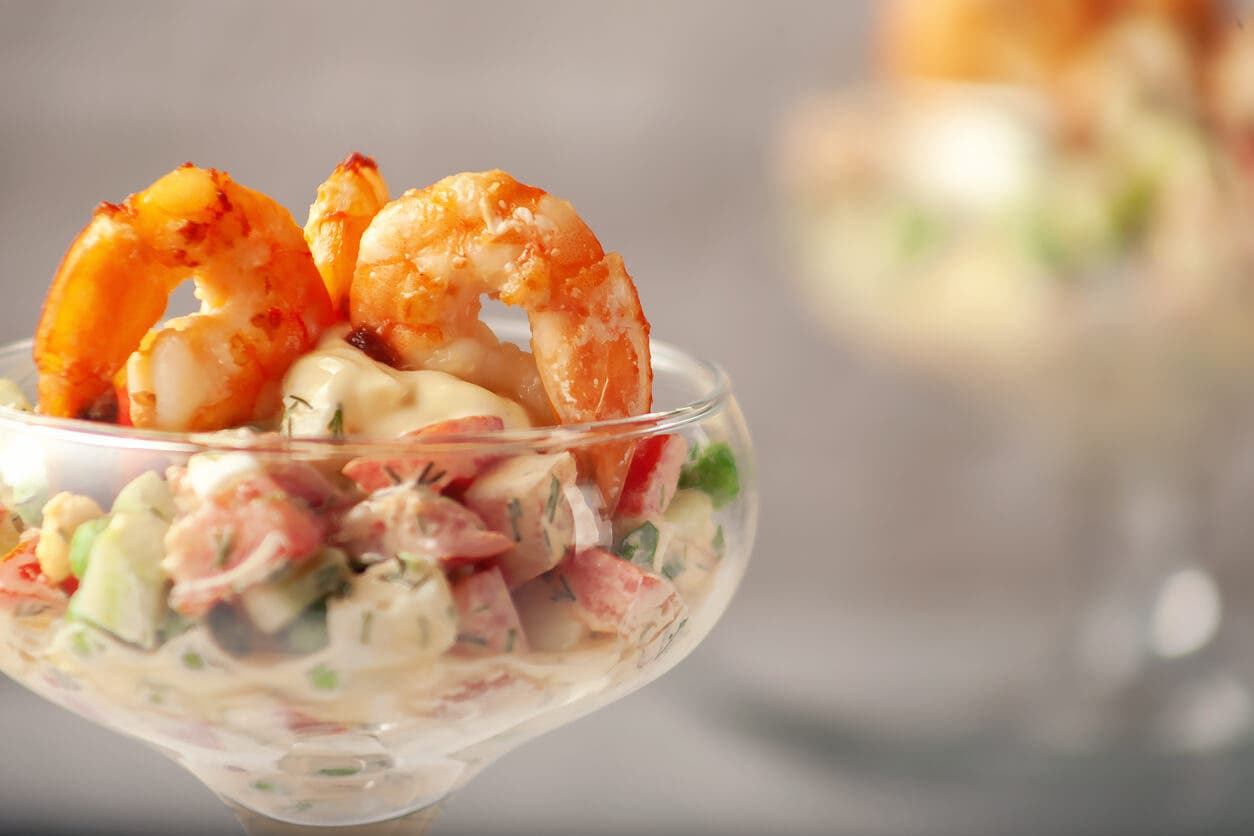 Cocktail de mango y langostino para una cena de navidad saludable.