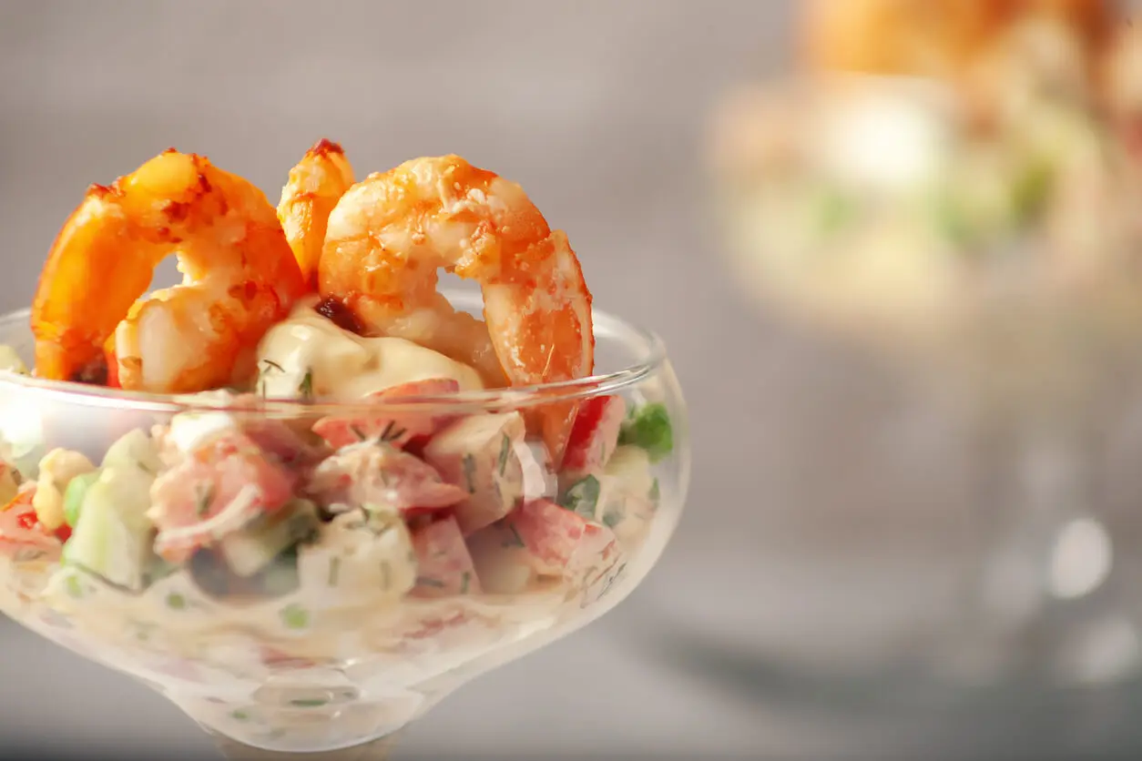 Cocktail de mango y langostino para una cena de navidad saludable.