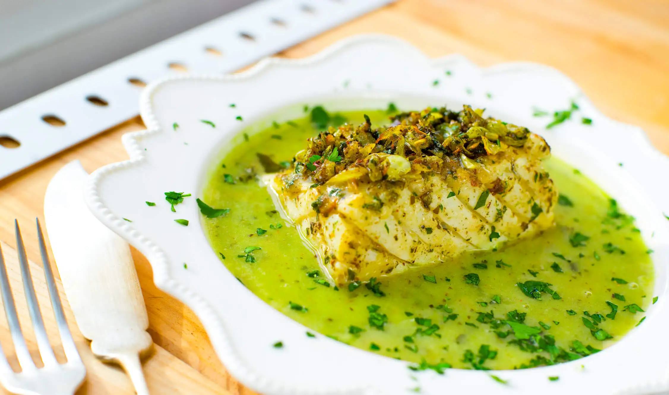 Receta clásica de merluza en salsa verde