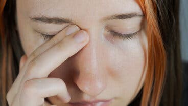 ¿Por qué sientes palpitaciones en el ojo? 11 posibles causas