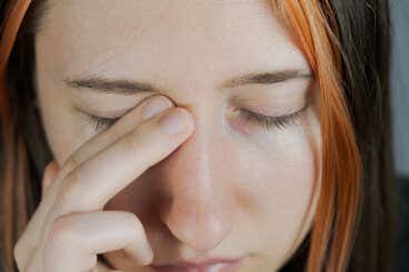 ¿Por qué sientes palpitaciones en el ojo? 8 posibles causas