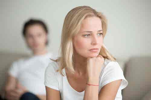 Mujer pensando en la infidelidad de su pareja