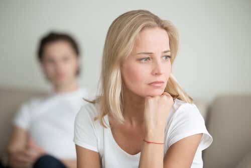 Mujer pensando en la infidelidad de su pareja