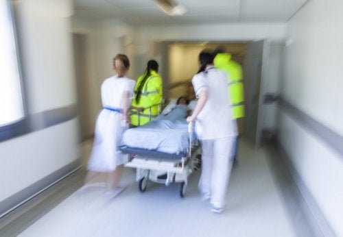 Sanitarios llevando a un paciente en una camilla