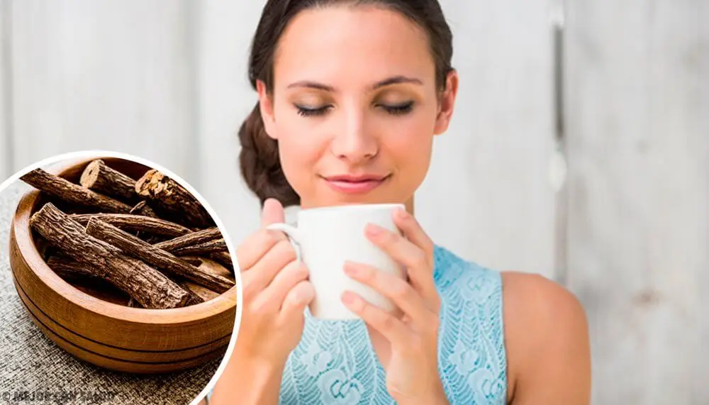 Mujer con una taza y raíz de regaliz.