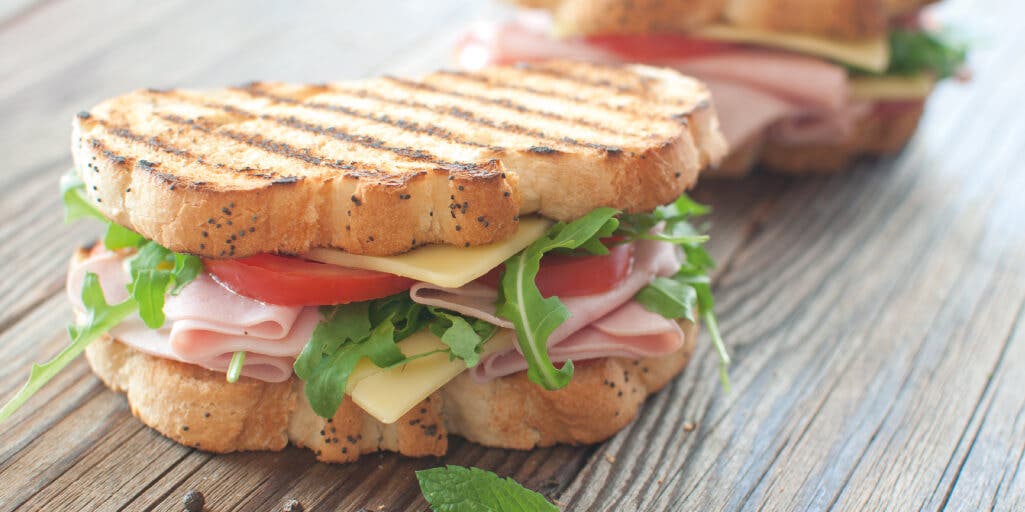 Sándwich de pan tostado.