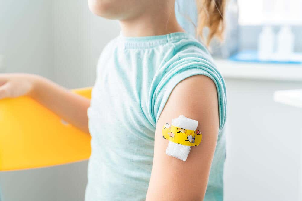 Vacunación contra enfermedades virales de la infancia.