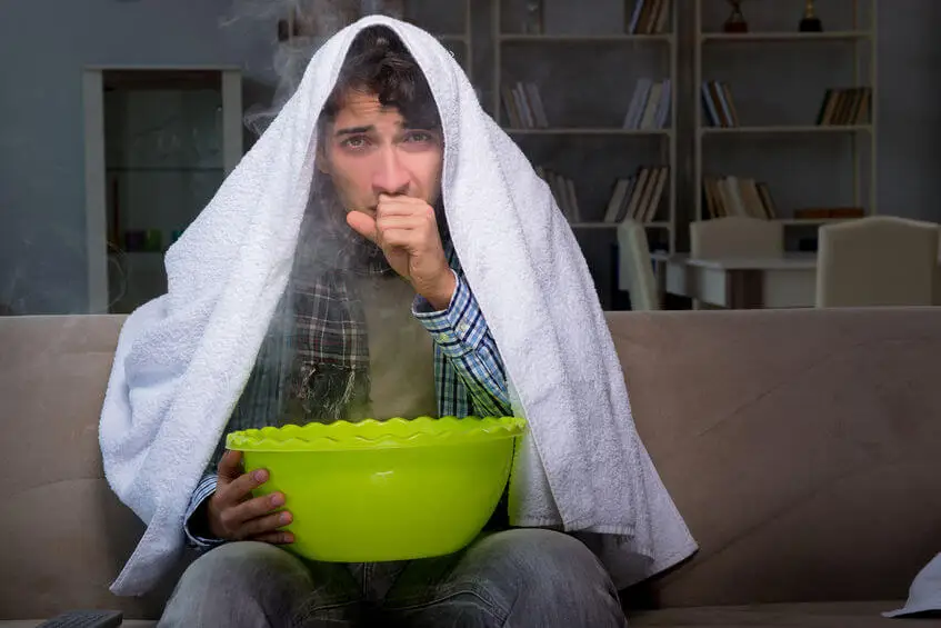 Hombre haciendo vahos.