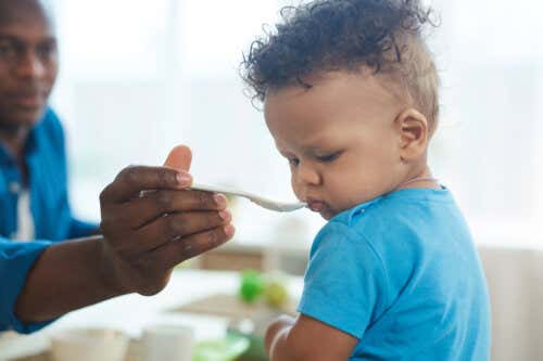 ¿Es recomendable despertar al bebé para alimentarlo?