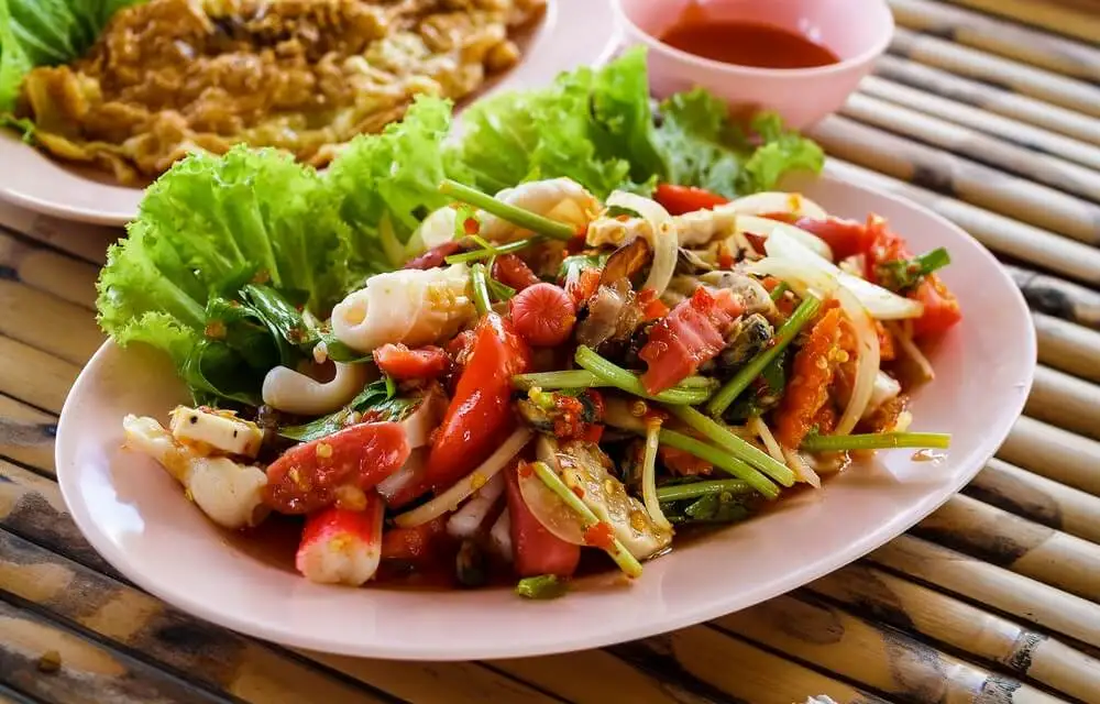 Comida picante en un plato.