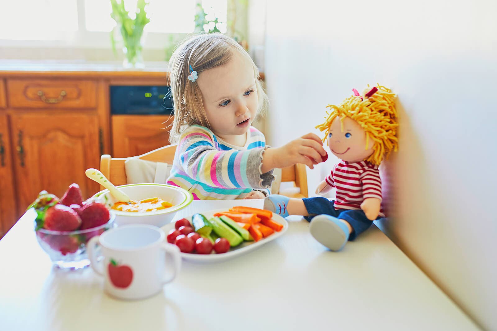 Una buena alimentación ayuda a reforzar las defensas de los niños.