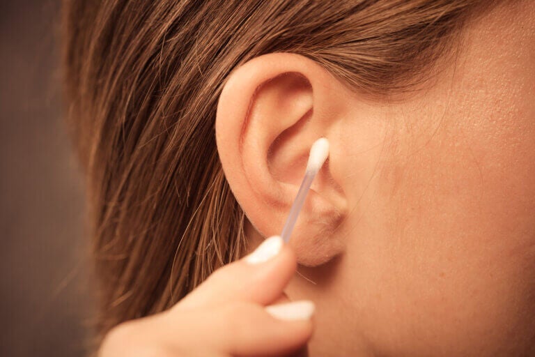 Eliminar el cerumen de los oídos sin dañarlos