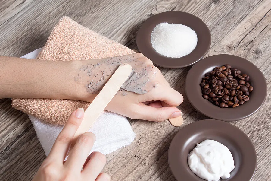 La exfoliación forma parte del cuidado de manos y pies.