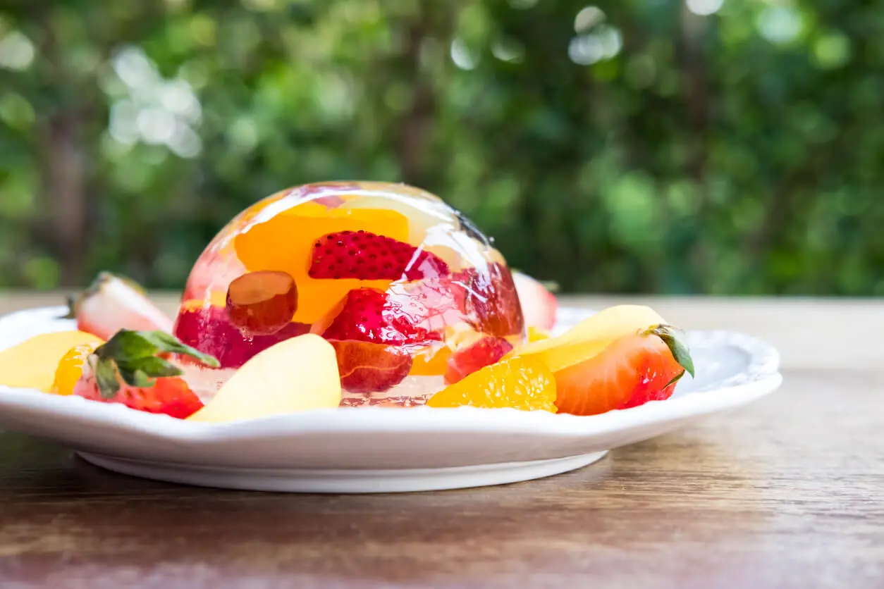 Gelatina con trozos de frutas.