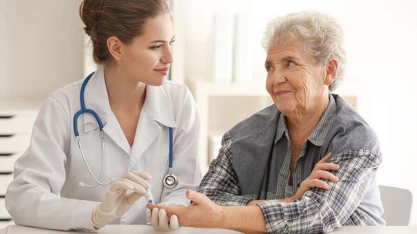 ¿Qué es un médico geriatra y cuándo debemos consultar a uno? - Mejor ...