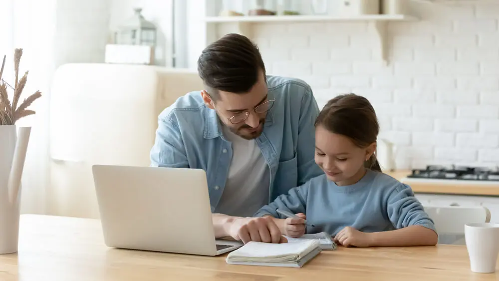 Padre apoyando la educación de su hija