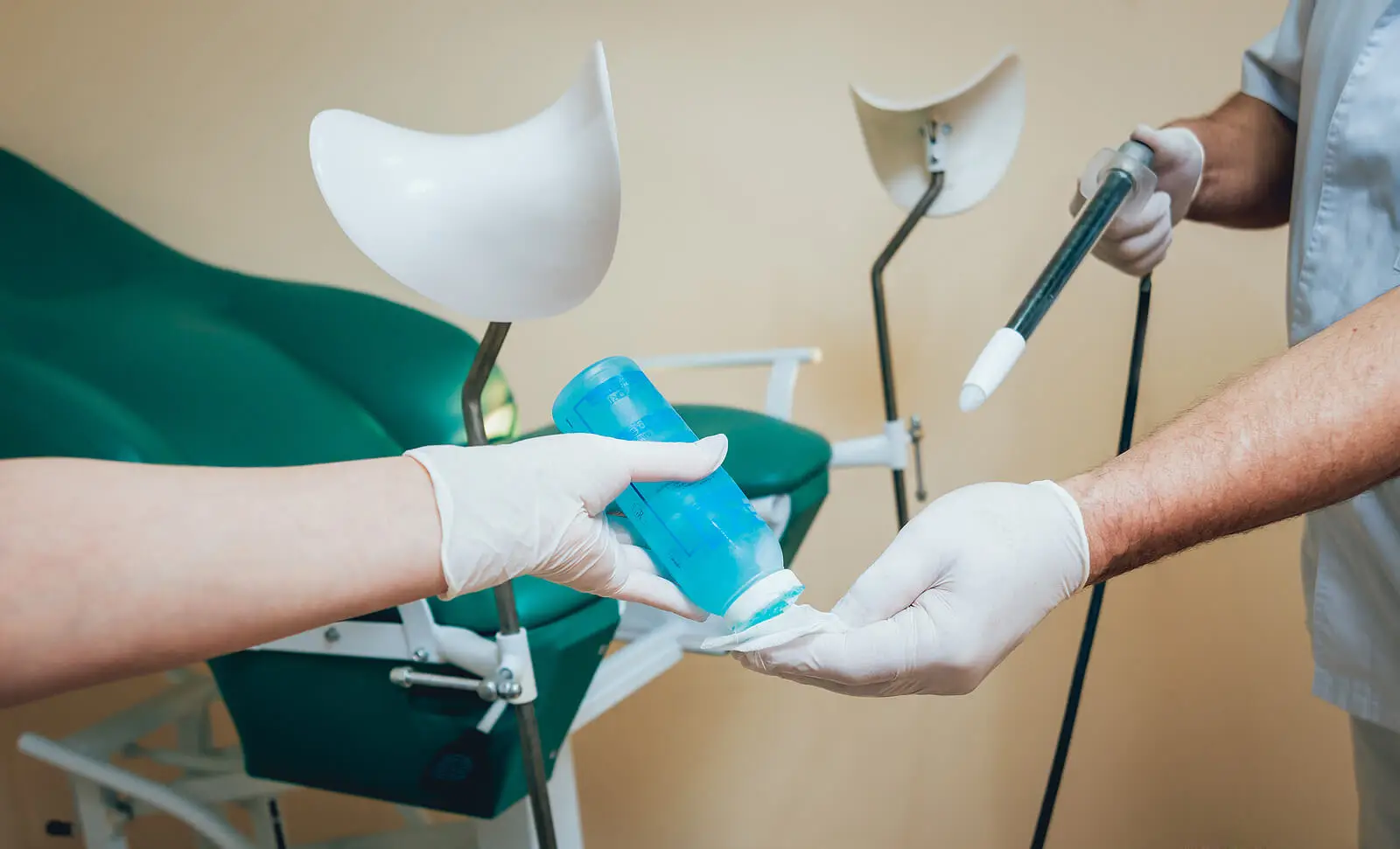 Médico preparándose para una anoscopia.