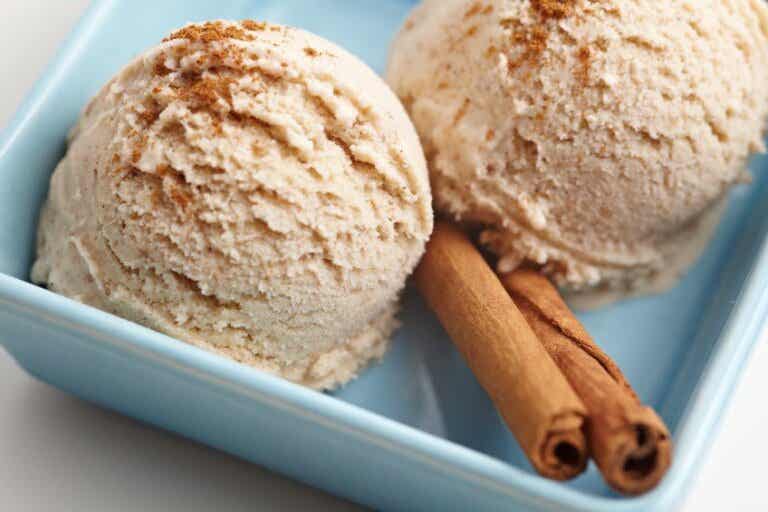 Delicioso helado de canela con ingredientes bajos en grasa