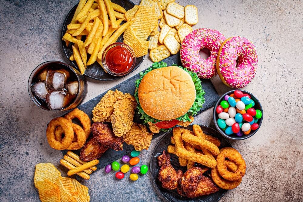 Diferentes tipos de alimentos chatarra.