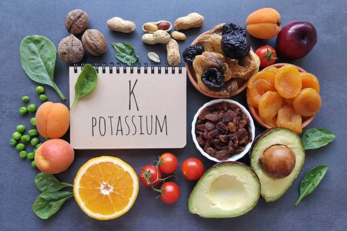 Alimentos ricos en potasio con una pizarra con la inscripción "potassium"