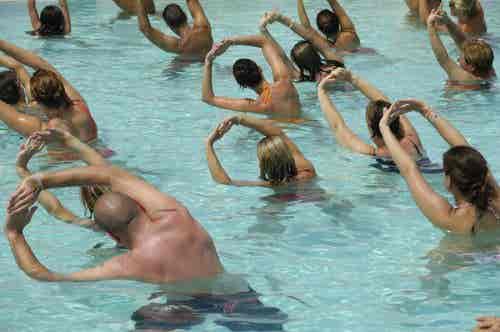 Grupo de personas haciendo aerobic en una piscina